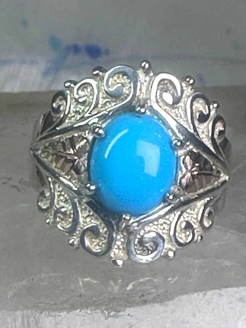 BLACK HILLS GOLD RING TURQUOISE BAND SIZE 8 STERLING SILVER WOMEN GIRLS: BLACK HILLS GOLD RING TURQUOISE BAND SIZE 8 STERLING SILVER WOMEN GIRLS Black Hills Gold ring Turquoise band size 8 sterling silver women girls Size 8 Weight 7.8g Width. 3/4" Thinnest part of band 5/3
