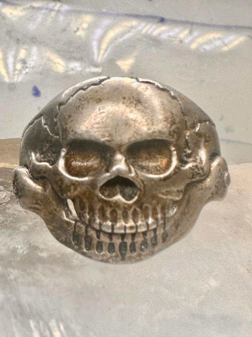 SKULL RING BIKER BAND JAW MOVES A LITTLE SIZE 13.50 FIGURATIVE STERLING SILVER M: SKULL RING BIKER BAND JAW MOVES A LITTLE SIZE 13.50 FIGURATIVE STERLING SILVER M Skull ring biker band jaw moves a little size 13.50 figurative sterling silver men Size 13.50 Weight 10g Width 3/4" Thi