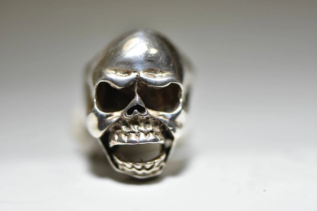 SKULL RING SIZE 8.75 VINTAGE STERLING SILVER BIKER MEN B: SKULL RING SIZE 8.75 VINTAGE STERLING SILVER BIKER MEN B Skull ring sterling silver biker men Size 8.75 Between a Size 8.75 and size 9 weight 17.3g Widest part of band 1 1/4" Thinnest part of band 1/4