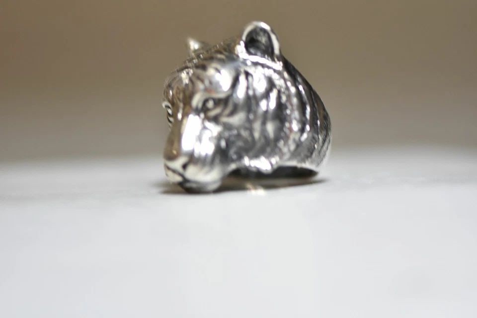 TIGER RING SIZE 7.50 STERLING SILVER WOMEN MEN: TIGER RING SIZE 7.50 STERLING SILVER WOMEN MEN Tiger ring sterling silver women men size 7.50 weight 20.8g Widest part of band 1 1/4" Thinnest part of band 1/4" Free Postal Shipping and Free Postal In
