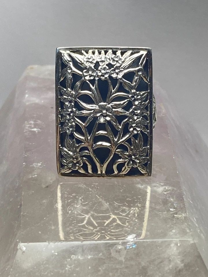 FLORAL RING SIZE 5.75 FILIGREE STERLING SILVER WOMEN GIRLS: FLORAL RING SIZE 5.75 FILIGREE STERLING SILVER WOMEN GIRLS floral ring filigree sterling silver women girls By Claudia Agudelo Size 5.75 Weight 11.5g Length 1" Width. 3/4" Thinnest part