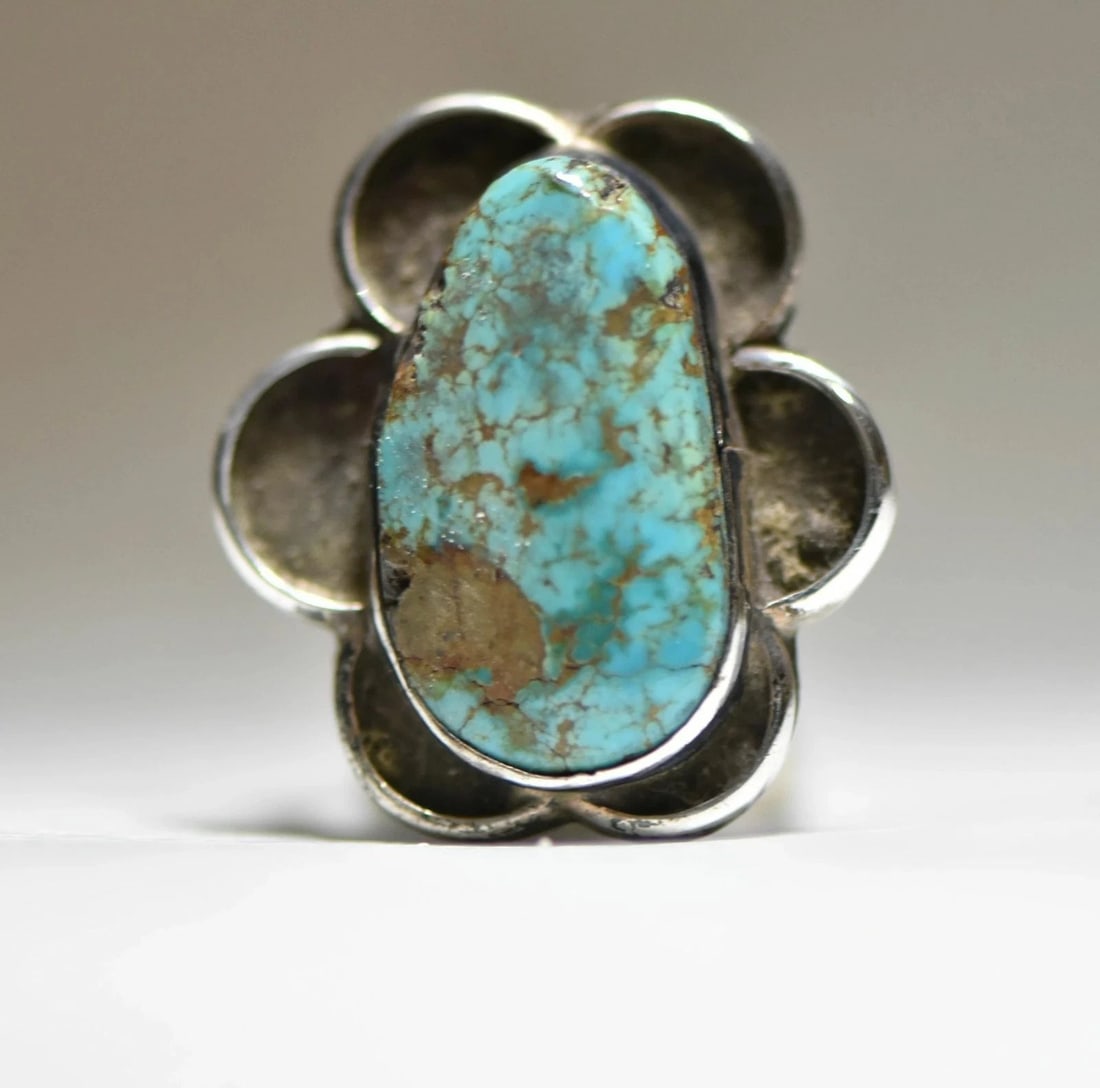 TURQUOISE RING NAVAJO LONG SOUTHWEST SCALLOPED STERLING SILVER EDGES: TURQUOISE RING NAVAJO LONG SOUTHWEST SCALLOPED STERLING SILVER EDGES Turquoise ring Navajo long sterling silver size 6.50 weight 7.4g Widest part of band 1 1/32" Thinnest part of band 1/4" Delivered i