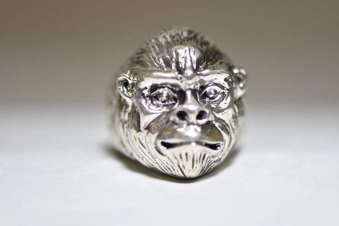 BABOON RING APE BAND GORILLA STERLING SILVER WOMEN MEN: BABOON RING APE BAND GORILLA STERLING SILVER WOMEN MEN Baboon ring ape band gorilla sterling silver women men size 9.25 Between a size 9.25 and a size 9.50 weight 23.5 Widest part of band 1 1/8" Thinn