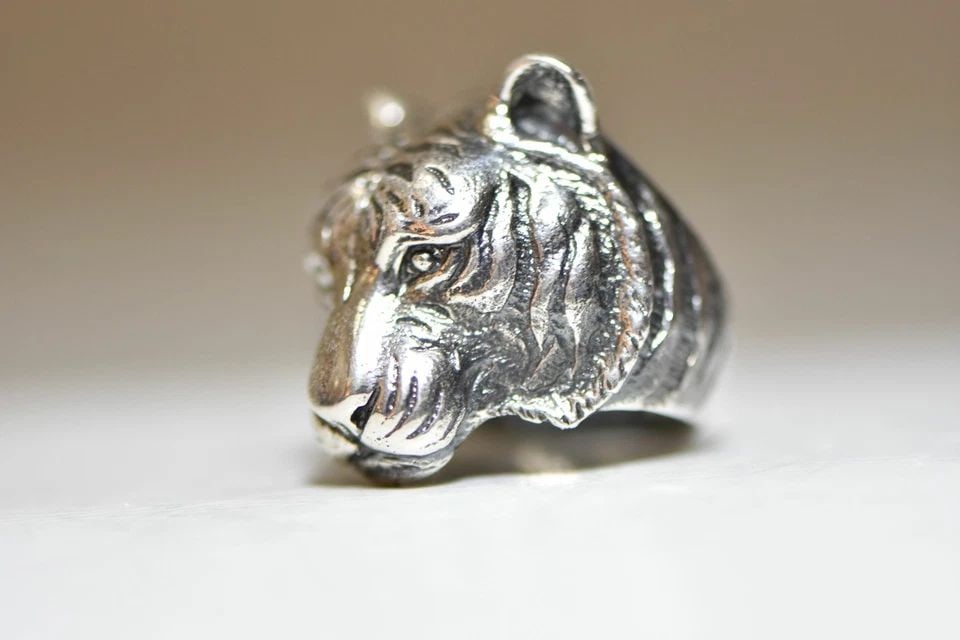 TIGER RING SIZE 9.25 STERLING SILVER WOMEN MEN: TIGER RING SIZE 9.25 STERLING SILVER WOMEN MEN Tiger ring sterling silver women men size 9.25 Between a size 9.25 and sizde 9.50 weight 19.3g Widest part of band 1 1/4" Thinnest part of band 1/4" Free