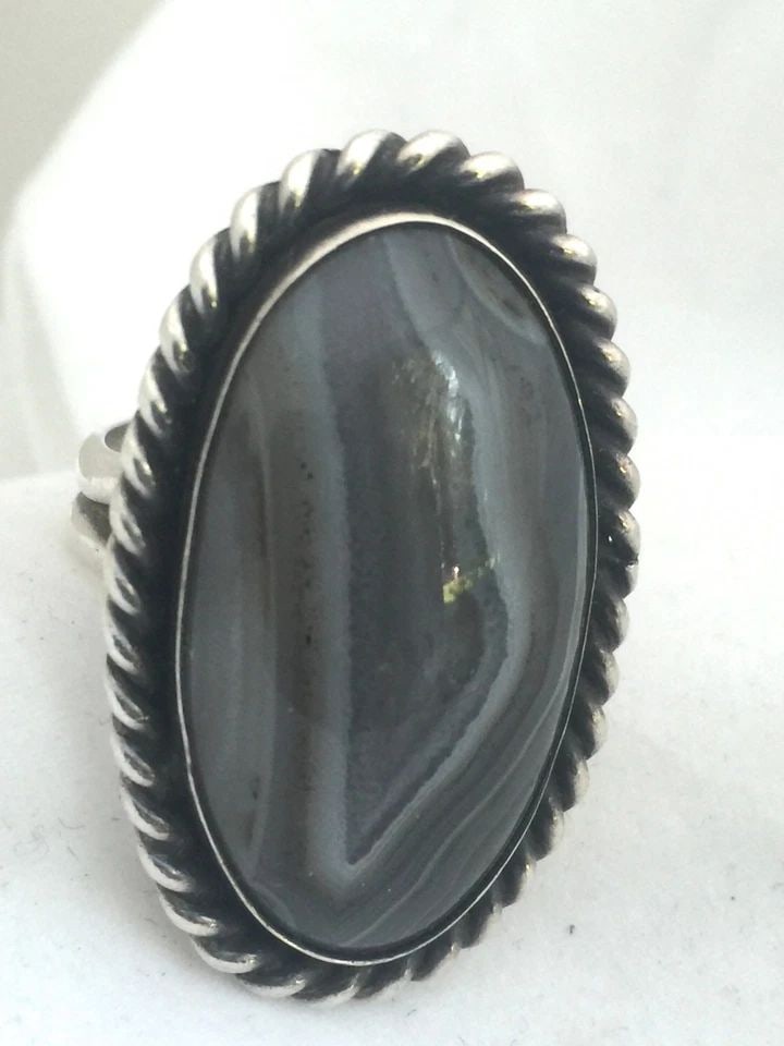 VINTAGE STERLING SILVER AGATE RING SIZE 10 15G TRIBAL SOUTHWEST LONG OVAL HEAVY: VINTAGE STERLING SILVER AGATE RING SIZE 10 15G TRIBAL SOUTHWEST LONG OVAL HEAVY Vintage Sterling Silver Agate Ring Size 10 Weight 15g Length 1 1/2" Width 7/8" Free First Class shipping and postal insu