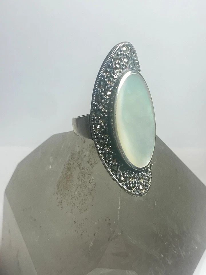 MOTHER OF PEARL RING LONG ART DECO STERLING SILVER WOMEN GIRLS: MOTHER OF PEARL RING LONG ART DECO STERLING SILVER WOMEN GIRLS Mother of Pearl ring Art Deco sterling silver women girls Size 6.25 Weight 8.3g Length 1. 9/16" Width 5/8" Thinnest back of band 3/16"