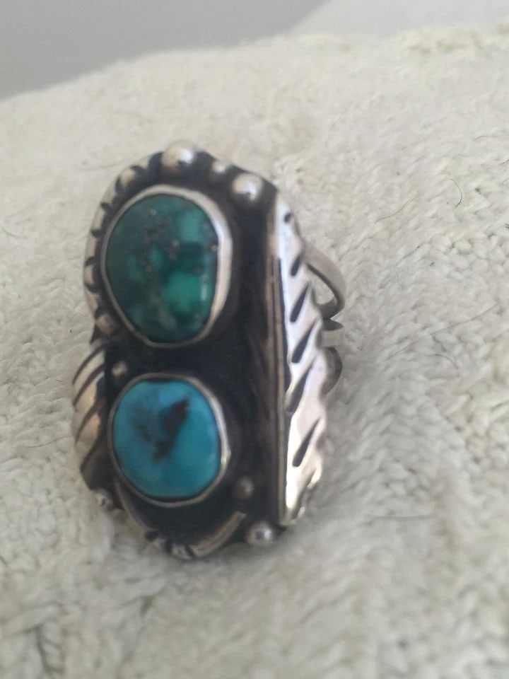 NAVAJO RING TURQUOISE SIZE 7.50 VINTAGE STERLING SILVER SOUTHWEST WOMEN: NAVAJO RING TURQUOISE SIZE 7.50 VINTAGE STERLING SILVER SOUTHWEST WOMEN Navajo ring Turquoise Size 7.50 Vintage Sterling Silver Southwest women Size 7.50 Weight 12.0g Length 1 3/8" Width 7/8"