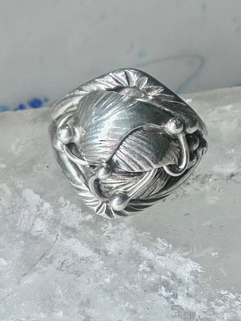 NAVAJO RING LEAVES CIGAR BAND SIZE 8.50 STERLING SILVER WOMEN GIRLS: NAVAJO RING LEAVES CIGAR BAND SIZE 8.50 STERLING SILVER WOMEN GIRLS Navajo ring leaves cigar band size 8.50 sterling silver women girls Size 8.50 Weight 7.7g Width 3/4" Band in Back 3/16"
