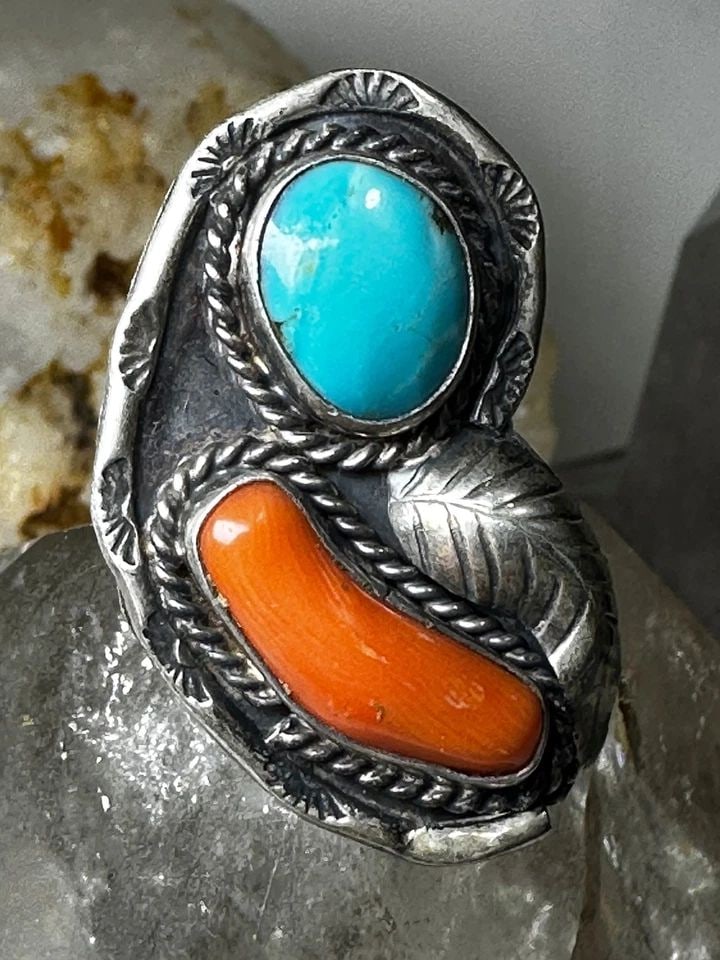 NAVAJO RING TURQUOISE CORAL SIZE 5.50 STERLING SILVER WOMEN: NAVAJO RING TURQUOISE CORAL SIZE 5.50 STERLING SILVER WOMEN Navajo ring turquoise coral size 5.50 sterling silver women Size 5.50 Weight 6.1g Length. 1 1/4" Width 3/4" Thinnest part of band 1/8"