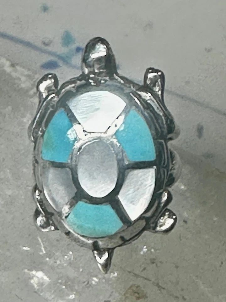 NAVAJO TURTLE RING SIZE 5.50 TURQUOISE MOP STERLING SILVER WOMEN GIRLS: NAVAJO TURTLE RING SIZE 5.50 TURQUOISE MOP STERLING SILVER WOMEN GIRLS Zuni turtle ring size 5.50 turquoise MOP sterling silver women girls Size 5.50 Weight 8.3g Length 1 1/8" Width 5/8" Thinnest part
