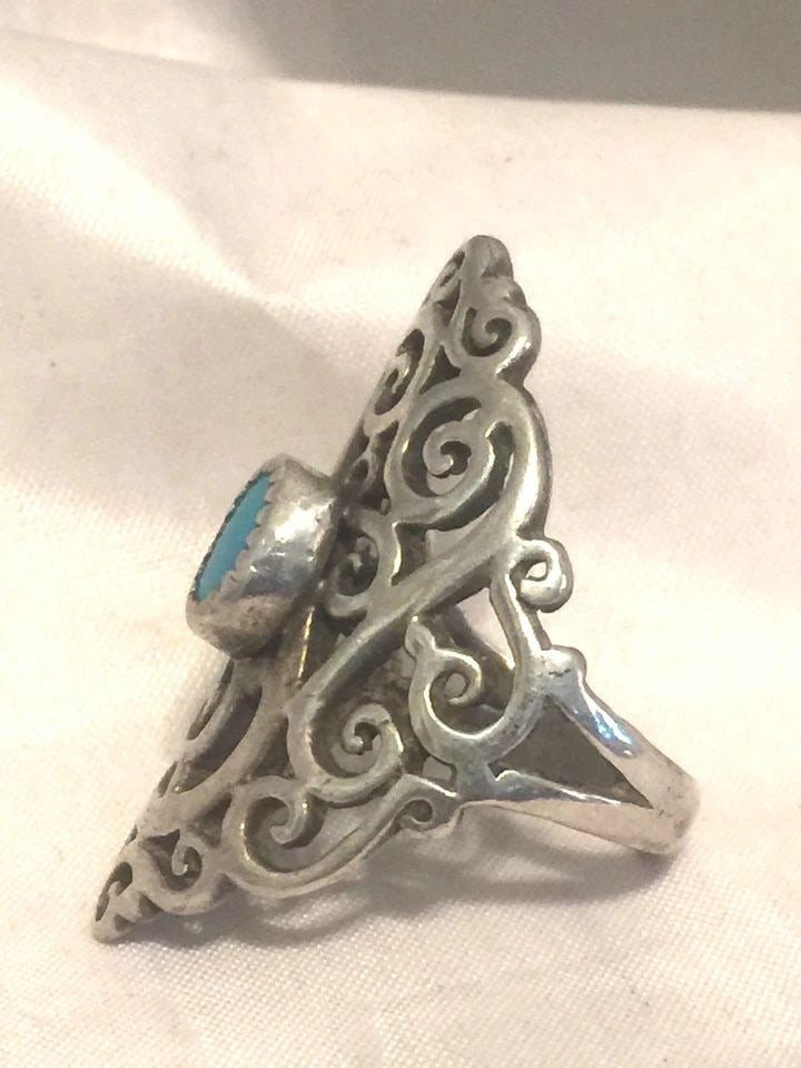 VINTAGE STERLING SILVER SOUTHWEST TRIBAL RING TURQUOISE SIZE 6 7.4G FILIGREE: VINTAGE STERLING SILVER SOUTHWEST TRIBAL RING TURQUOISE SIZE 6 7.4G FILIGREE Vintage Sterling Silver Southwest Tribal Ring Turquoise Filigree Size 6 Weight 7.4g Length 1 1/32" Width 5/8" Free First