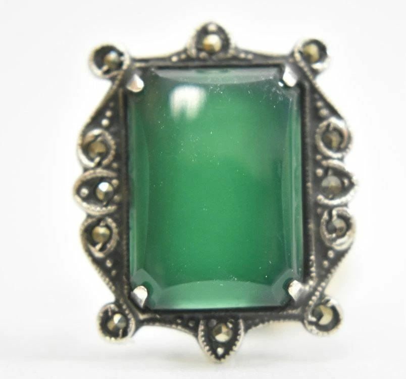 GREEN RING ART DECO STERLING SILVER GIRLS WOMEN PINKY SIZE 4: GREEN RING ART DECO STERLING SILVER GIRLS WOMEN PINKY SIZE 4 Green ring Art Deco sterling silver girls women pinky AS IS *****The band is bent See Photos ***Wearable as is ***** Size 4 Weight 5.7g Wid
