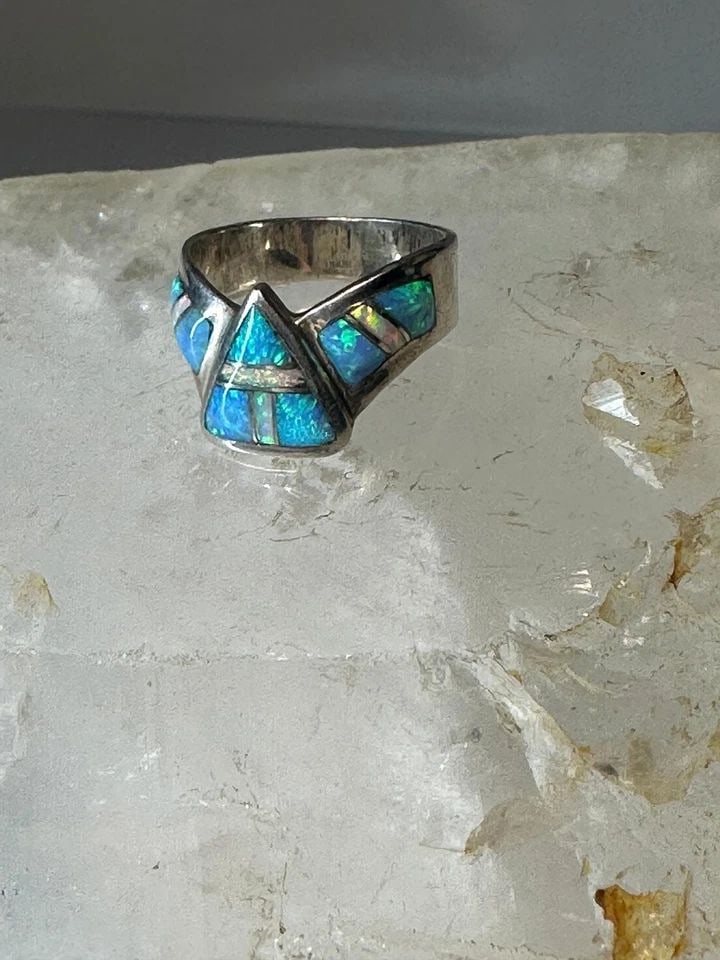 LAB OPAL RING SOUTHWEST BAND SIZE 5.75 STERLING SILVER WOMEN: LAB OPAL RING SOUTHWEST BAND SIZE 5.75 STERLING SILVER WOMEN Lab Opal ring southwest band size 5.75 sterling silver women Size 5.75 Weight 3.3g Width 3/8" Thinnest part of band in back 3/16"