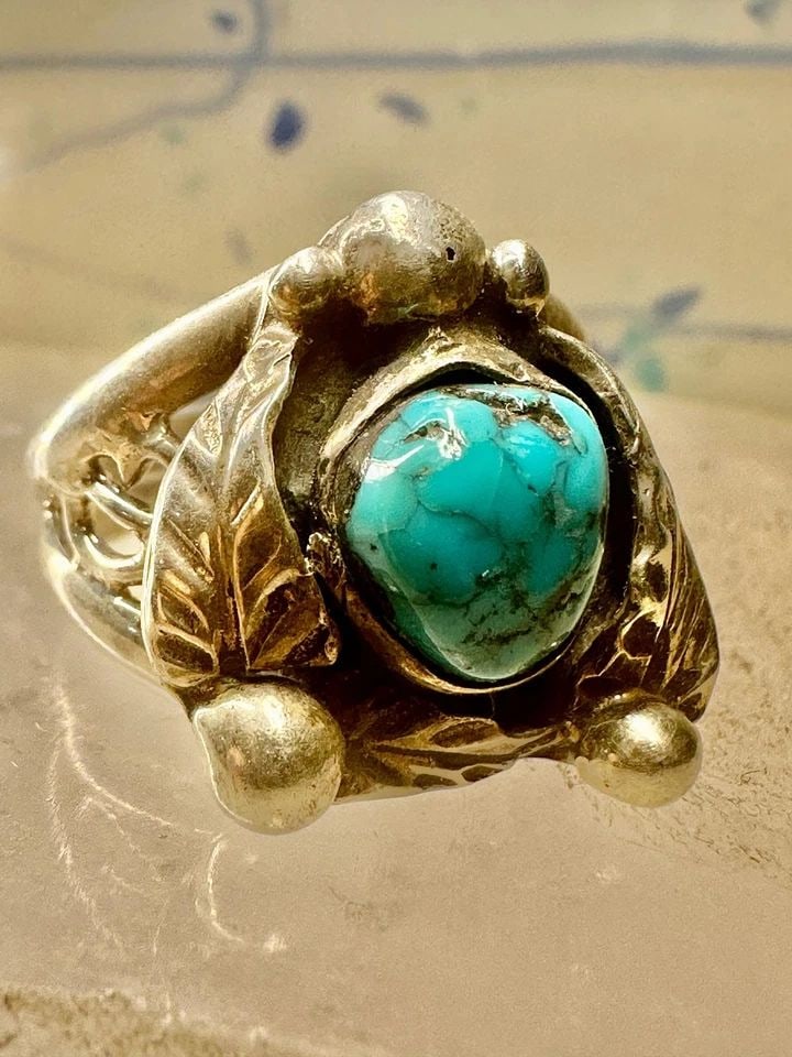 NAVAJO RING TURQUOISE BAND LEAVES SIZE 8 STERLING SILVER WOMEN GIRLS: NAVAJO RING TURQUOISE BAND LEAVES SIZE 8 STERLING SILVER WOMEN GIRLS Navajo ring turquoise band leaves size 8 sterling silver women Size 8 Weight 8.3g length 1" Width 1/2" Thinnest part of band in bac
