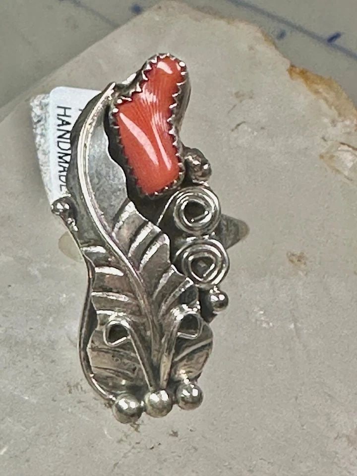NAVAJO RING CORAL FEATHER SIZE 5.50 ROLANDA MARTINEZ STERLING SILVER WOMEN: NAVAJO RING CORAL FEATHER SIZE 5.50 ROLANDA MARTINEZ STERLING SILVER WOMEN Navajo ring coral feather size 5.50 Rolanda Martinez sterling silver women Size 5.50 Weight. 4.2g Length. 1 1/4" Width 5/8" T