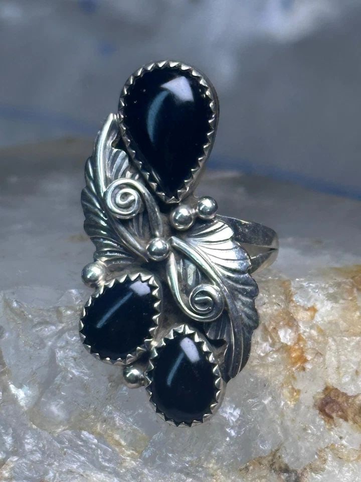 VINTAGE ONYX RING NAVAJO SIZE 5.5 FEATHERS LEAVES STERLING SILVER WOMEN (1 of 2)