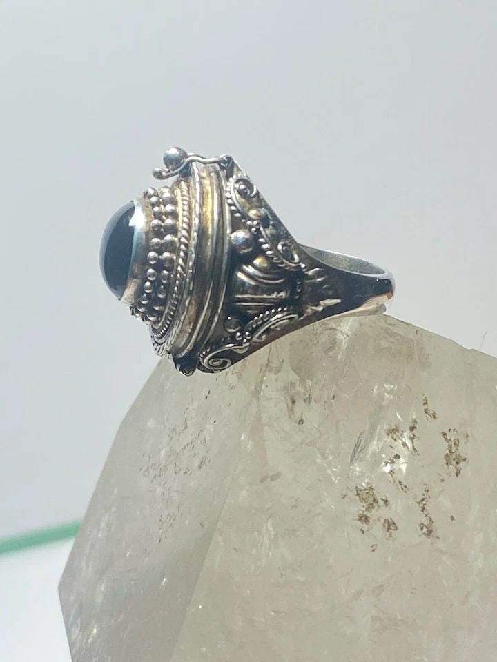 POISON RING ONYX STERLING SILVER WOMEN GIRLS SIZE 6.25: POISON RING ONYX STERLING SILVER WOMEN GIRLS SIZE 6.25 Poison ring onyx sterling silver women girls AS IS The lid stays closed tightly but see the last 2 photos the edge of the interior of the compart