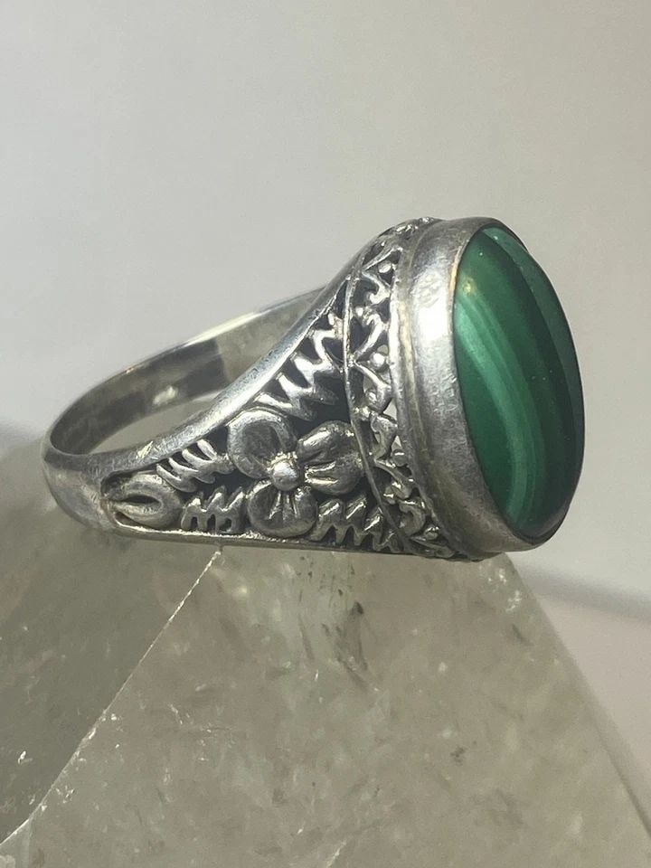 MALACHITE RING SOUTHWESTERN STERLING SILVER GIRLS WOMEN MEN: MALACHITE RING SOUTHWESTERN STERLING SILVER GIRLS WOMEN MEN Malachite ring southwestern sterling silver girls women men Size 8 Weight 7.4g Length. 11/16" Width. 1/2" Thinnest part of band 1/8"