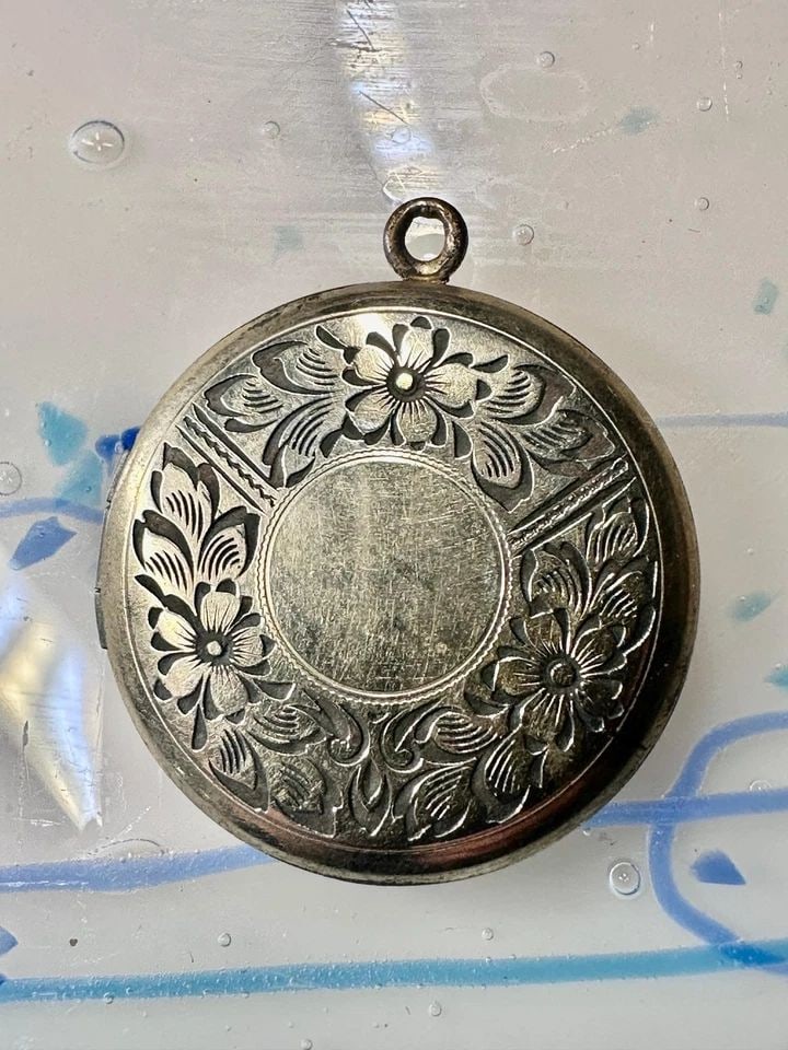 VINTAGE ROUND PHOTO LOCKET FLORAL WOMEN PENDANT SIGNED 1/20 12K GF LAROCO (1 of 1)