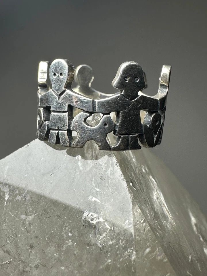 JAMES AVERY RING TEACHER'S GIFT CHILDREN DOG FLORAL BAND SIZE 8 STERLING SILVER (1 of 2)