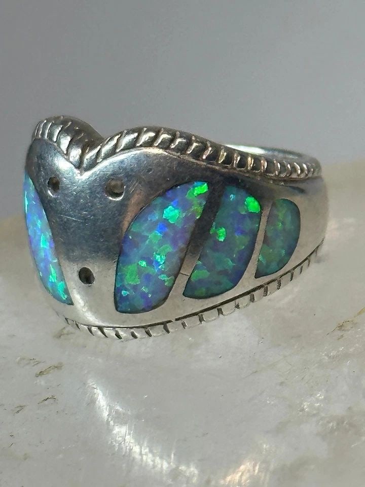 LAB OPAL RING SOUTHWEST BAND SIZE 5.75 SIGNED STERLING SILVER WOMEN: LAB OPAL RING SOUTHWEST BAND SIZE 5.75 SIGNED STERLING SILVER WOMEN Lab Opal ring southwest band size 5.75 Signed sterling silver women Size 5.75 Weight 9.5g Width 1/2" Thinnest part of band in back 3