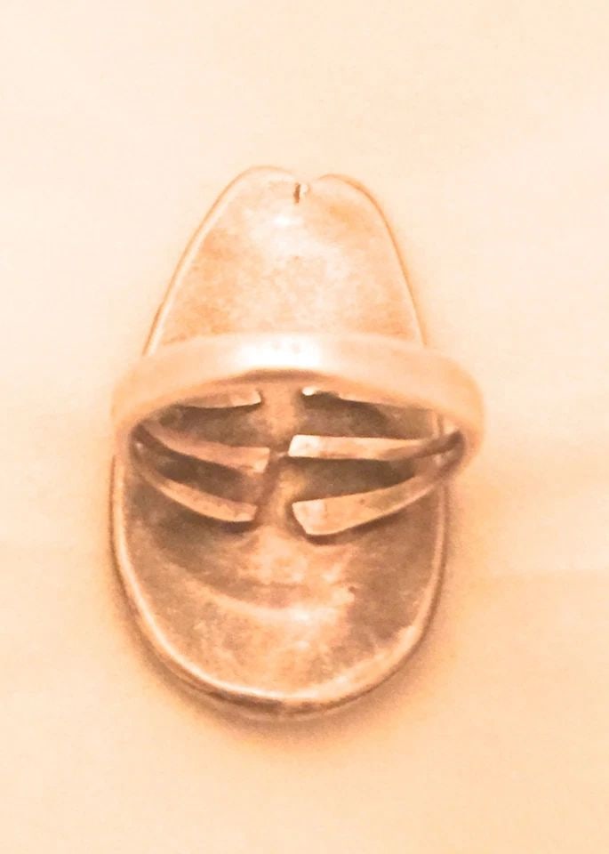VINTAGE STERLING SILVER SOUTHWEST TRIBAL TURQUOISE RING SIZE 8.25: VINTAGE STERLING SILVER SOUTHWEST TRIBAL TURQUOISE RING SIZE 8.25 Vintage Sterling Silver Turquoise Ring Size 8.25 Free First Class shipping and postal insurance is included. If you want to upgrade to