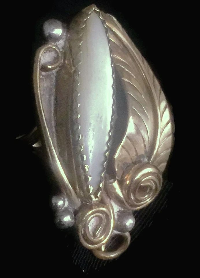 VINTAGE LONG MOTHER OF PEARL MOP STERLING SILVER SOUTHWEST RING SIZE 6.75 5.9G (1 of 2)