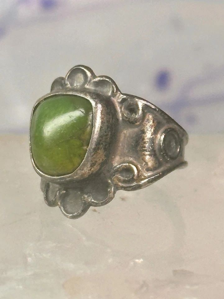 NAVAJO RING GREEN TURQUOISE PINKY BAND SIZE 3 STERLING SILVER WOMEN GIRLS: NAVAJO RING GREEN TURQUOISE PINKY BAND SIZE 3 STERLING SILVER WOMEN GIRLS Navajo Ring Green Turquoise pinky band size 3 sterling silver women girls Size 3 Weight 3.1g Length 5/8" Width 5/16" Thinnest 