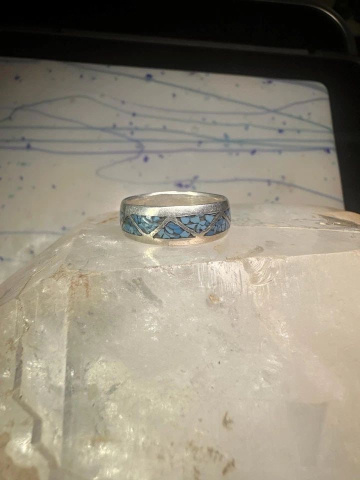 ZUNI RING WEDDING BAND TURQUOISE CHIPS SIZE 9 STERLING SILVER WOMEN MEN: ZUNI RING WEDDING BAND TURQUOISE CHIPS SIZE 9 STERLING SILVER WOMEN MEN Zuni ring wedding band turquoise chips size 9 sterling silver women men Size 9 Weight 3.9g Width 1/4"