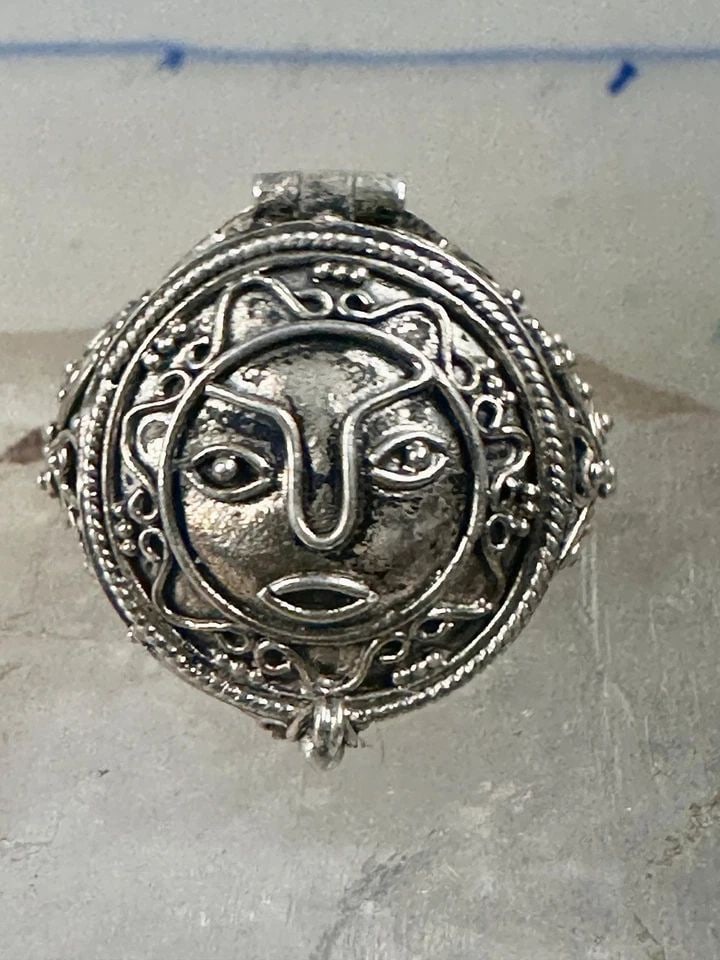 POISON RING FACE SIZE 6.50 STERLING SILVER BOHO WOMEN: POISON RING FACE SIZE 6.50 STERLING SILVER BOHO WOMEN Poison ring face size 6.50 sterling silver bohowomen Size 6.50 Weight 8.2g Length. 1" Width 3/4" Thinnest part of band in back 1/8"