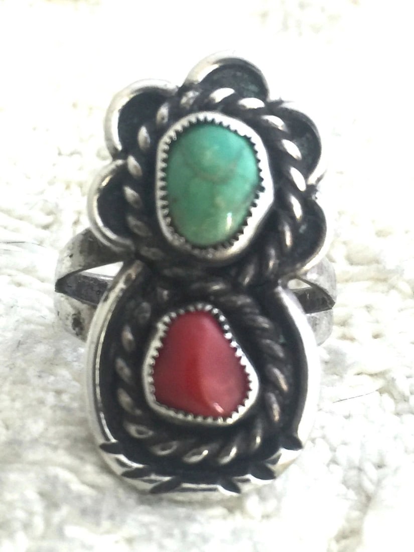 NAVAJO RING CORAL TURQUOISE SIZE 7.5 7.8G SOUTHWEST TRIBAL WOMEN: NAVAJO RING CORAL TURQUOISE SIZE 7.5 7.8G SOUTHWEST TRIBAL WOMEN Navajo Ring Coral Turquoise Size 7.5 7.8g Southwest Tribal Women Size 7.5 Weight 7.7g Length 1 1/4" Width 5/8" Free First Class shippin