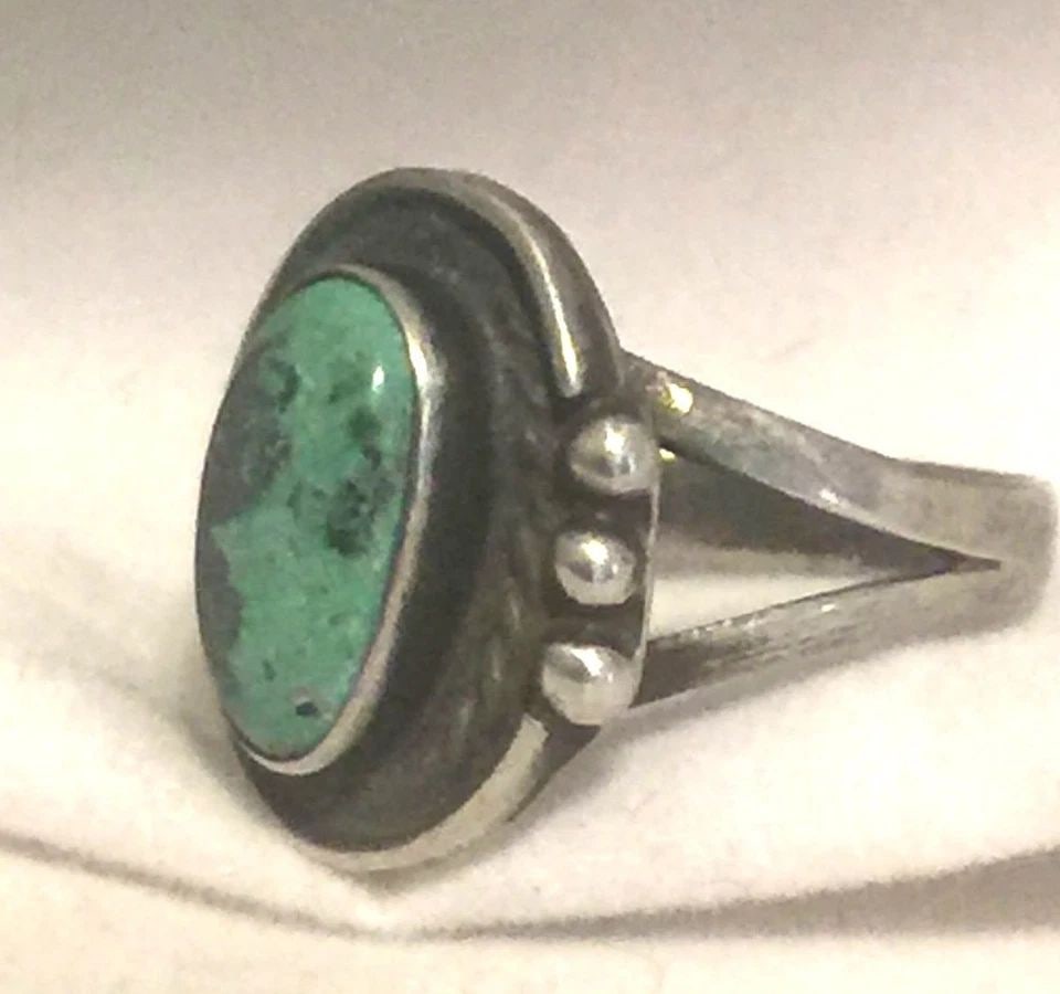 VINTAGE STERLING SILVER SOUTHWEST TRIBAL TURQUOISE RING SIZE 5.75 3.4G: VINTAGE STERLING SILVER SOUTHWEST TRIBAL TURQUOISE RING SIZE 5.75 3.4G Vintage Sterling Silver Southwest Tribal Turquoise Ring Size 5.75 Weight 3.4g Length 5/8" Width 1/2" Free First Class shipping an