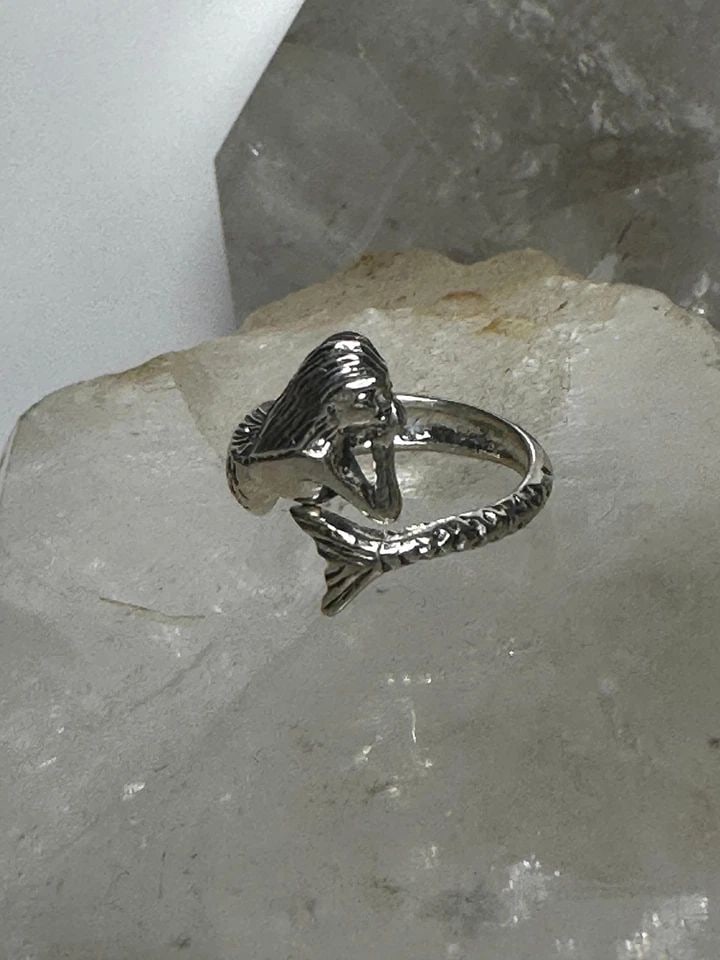 MERMAID RING SIZE 6.75 FIGURATIVE BAND STERLING SILVER WOMEN GIRLS: MERMAID RING SIZE 6.75 FIGURATIVE BAND STERLING SILVER WOMEN GIRLS Mermaid ring size 6.75 figurative band sterling silver women Size 6.75 slightly adjustable 6 to 8 or so Weight. 4.2g Width. 3/16" Thi