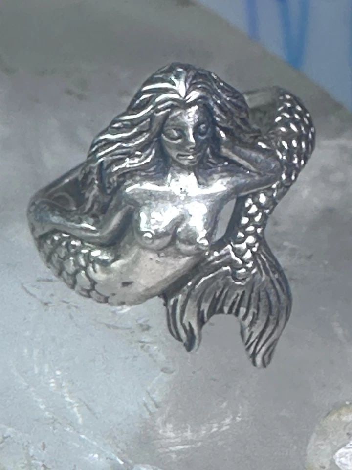 MERMAID RING FIGURATIVE STERLING SILVER SIZE 5.75 WOMEN GIRLS: MERMAID RING FIGURATIVE STERLING SILVER SIZE 5.75 WOMEN GIRLS Mermaid ring figurative sterling silver size 5.75 women girls Size 5.75 Between a size 5.75 and a szie 6 Weight 5.3g Width 1 3/16" Band in