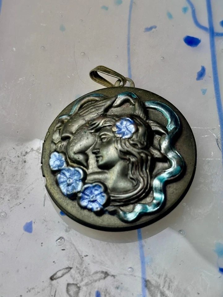 ROUND LOCKET LADY FACE W FLOWERS AND LONG FLOWING HAIR: ROUND LOCKET LADY FACE W FLOWERS AND LONG FLOWING HAIR Round Locket lady face w flowers and long flowing hair Diameter. 1 1/4"