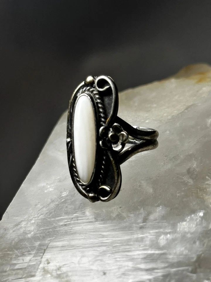 NAVAJO RING LONG MOTHER OF PEARL SIZE 6 STERLING SILVER WOMEN (1 of 2)