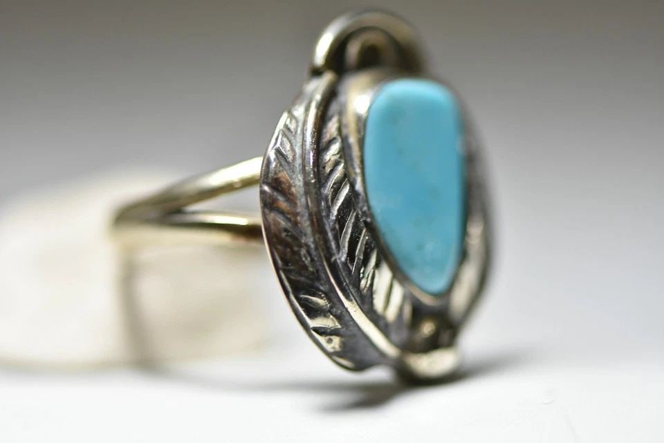 TURQUOISE RING NAVAJO SOUTHWEST FEATHERS GIRLS WOMEN STERLING SILVER: TURQUOISE RING NAVAJO SOUTHWEST FEATHERS GIRLS WOMEN STERLING SILVER Turquoise Ring Navajo southwest feathers girls women sterling silver Size 8.25 Between a Size 8.25 and a size 8.50 Weight 5.8g Leng