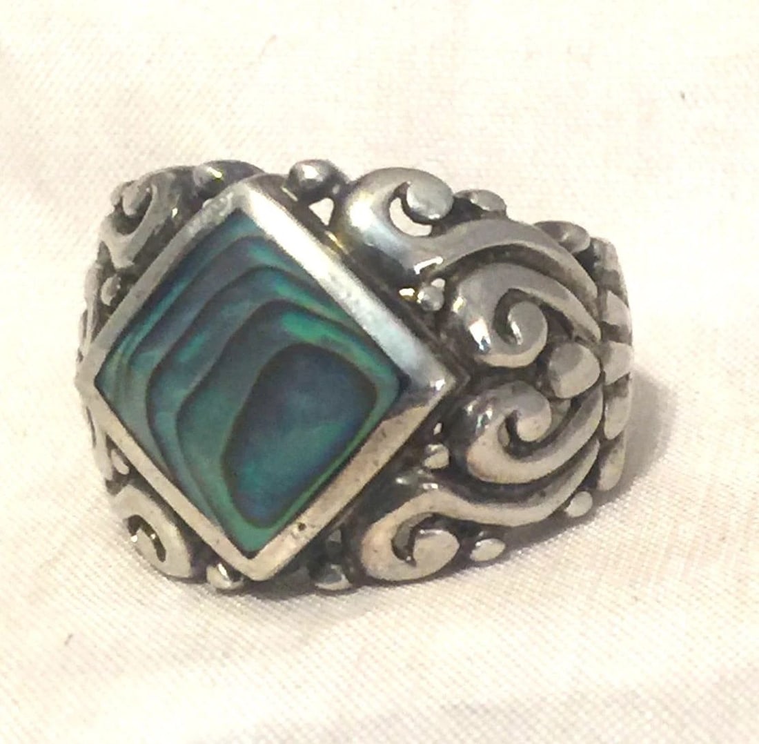 VINTAGE STERLING SILVER ABALONE RING SIZE 5.5 7.6G: VINTAGE STERLING SILVER ABALONE RING SIZE 5.5 7.6G Vintage Sterling Silver Abalone Ring Size 5.5 Weight 7.6g Widest Part of the Band 11/16" Thinnest Part of the Band 7/32" Free First Class shipping an