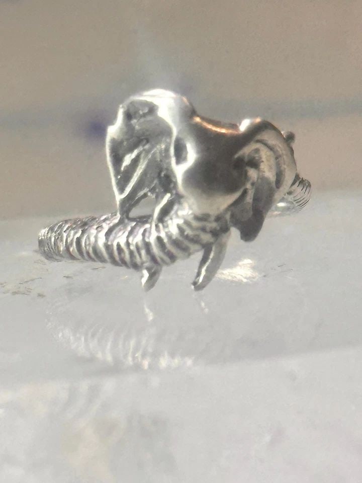VINTAGE ELEPHANT RING SIZE 4 DELICATE BAND STERLING SILVER PINKY WOMEN GIRLS: VINTAGE ELEPHANT RING SIZE 4 DELICATE BAND STERLING SILVER PINKY WOMEN GIRLS Vintage Elephant ring size 4 delicate band sterling silver pinky women girls Size 4 Weight 2g Width 1/2" Thinnest part of b