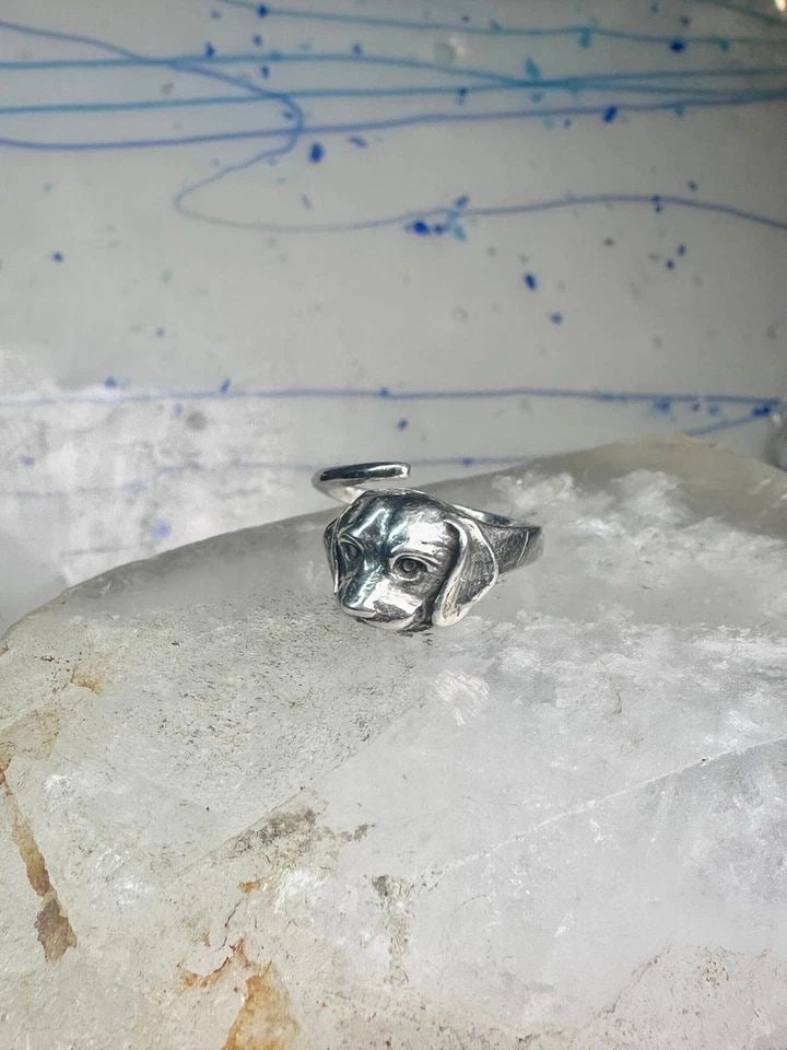 VINTAGE DOG RING PUPPY BAND SIZE 7.50 STERLING SILVER WOMEN GIRLS: VINTAGE DOG RING PUPPY BAND SIZE 7.50 STERLING SILVER WOMEN GIRLS Vintage dog ring puppy band size 7.50 sterling silver women girls Weight 4.4g Width. 1/2" Thinnest part of band in back 3/32"