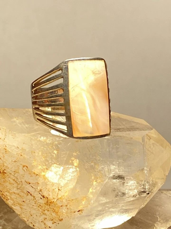 MOTHER OF PEARL RING SOUTHWEST LONG STERLING SILVER WOMEN: MOTHER OF PEARL RING SOUTHWEST LONG STERLING SILVER WOMEN Mother of Pearl ring southwest long sterling silver women Size 6.50 Weight 7.4g Length. 3/4" Width. 7/16" Thinnest part of band 1/8"