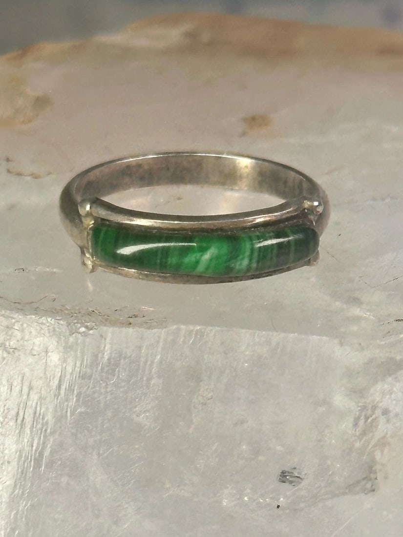 NAVAJO MALACHITE RING SIZE 6 SOUTHWEST BAND STERLING SILVER WOMEN GIRLS: NAVAJO MALACHITE RING SIZE 6 SOUTHWEST BAND STERLING SILVER WOMEN GIRLS Navajo Malachite ring size 6 southwest band sterling silver women girls Size 6 Weight 2g Width 3/16" Thinnest part of band 1/8"