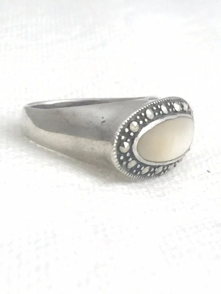 VINTAGE STERLING SILVER MOTHER OF PEARL MARCASITE RING SIZE 5.5 5.6G: VINTAGE STERLING SILVER MOTHER OF PEARL MARCASITE RING SIZE 5.5 5.6G Vintage Sterling Silver Mother of Pearl Marcasite Ring Size 5.5 Weight 5.6g Length 7/16" Width 7/8" Free First Class shipping and p