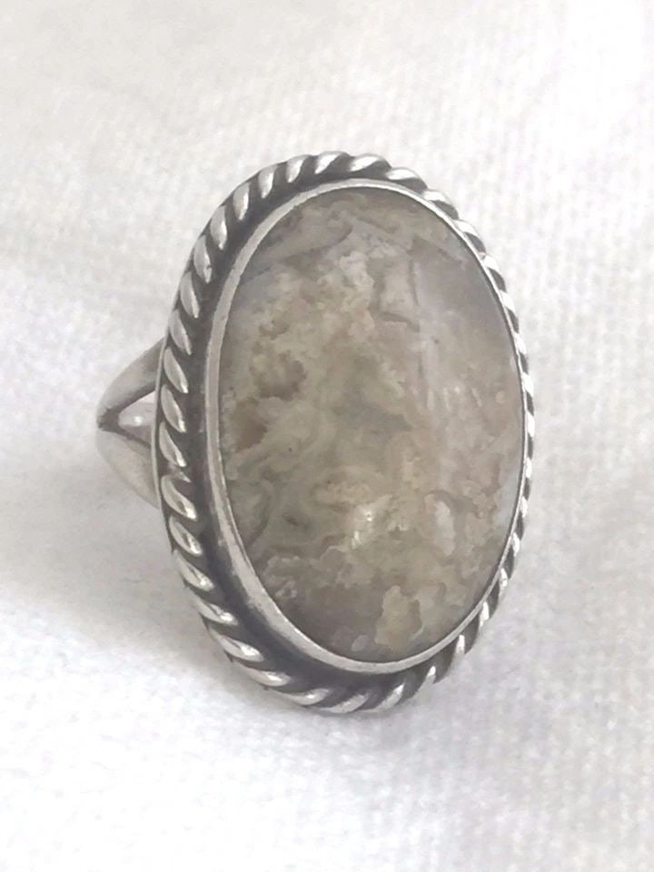 NAVAJO SIZE 6.50 STERLING SILVER SOUTHWEST AGATE TRIBAL RING SIZE 6.5 9.4G: NAVAJO SIZE 6.50 STERLING SILVER SOUTHWEST AGATE TRIBAL RING SIZE 6.5 9.4G Navajo size 6.50 Sterling Silver Southwest Agate Tribal Ring Size 6.5 9.4g Size 6.5 Weight 9.4g Length 1 1/8" Width 3/4" Free