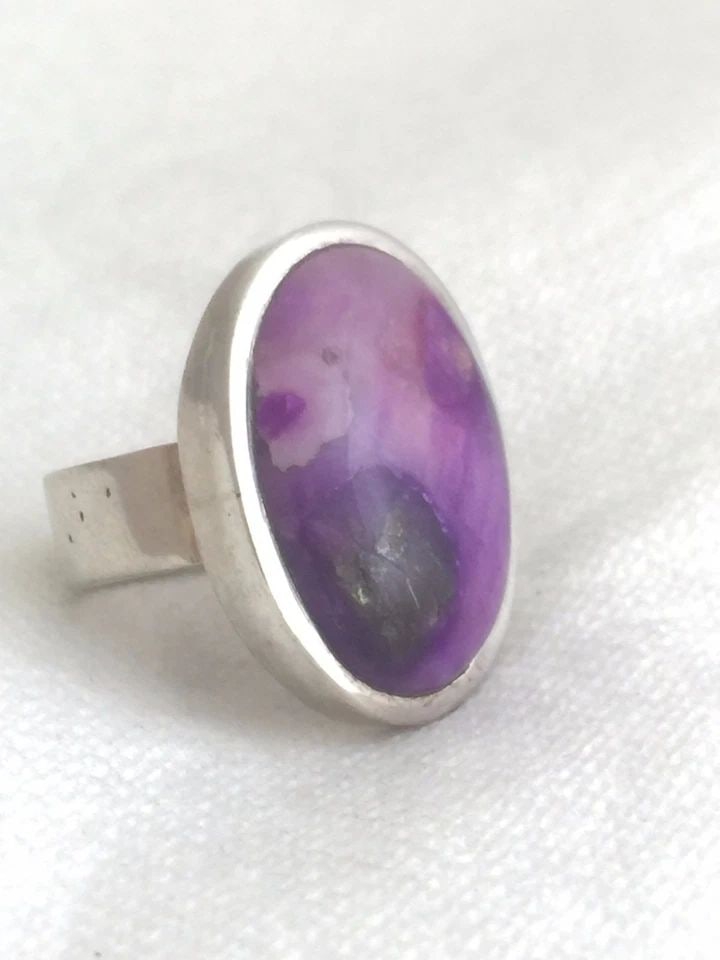 VINTAGE STERLING SILVER SOUTHWEST PURPLE TRIBAL RING SIZE 6.50 10.8G: VINTAGE STERLING SILVER SOUTHWEST PURPLE TRIBAL RING SIZE 6.50 10.8G Vintage Sterling Silver Tribal Ring Size 6.50 Weight 10.8g Length 1 1/32" Width 3/4" Free First Class shipping and postal insurance