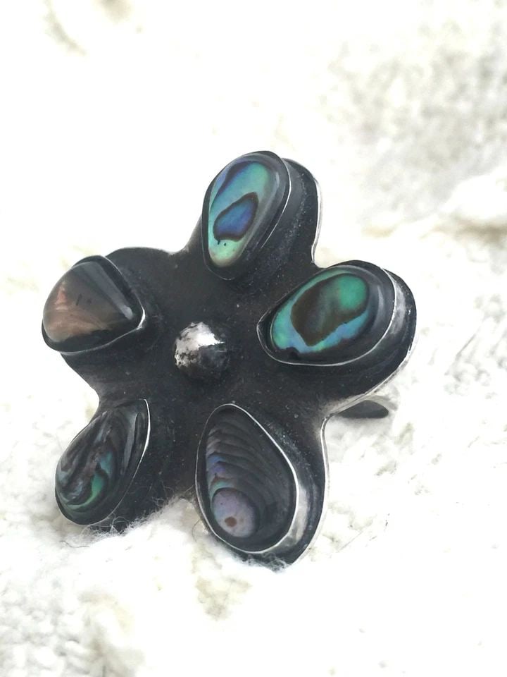 STERLING SILVER SOUTHWESTERN ABALONE RING SIZE SIGN 6 RS 8.2G: STERLING SILVER SOUTHWESTERN ABALONE RING SIZE SIGN 6 RS 8.2G Sterling Silver Abalone Ring Contemporary Signed RS Size 6 Diameter 1 1/4" Weight 8.2g Free First Class shipping and postal insurance is i