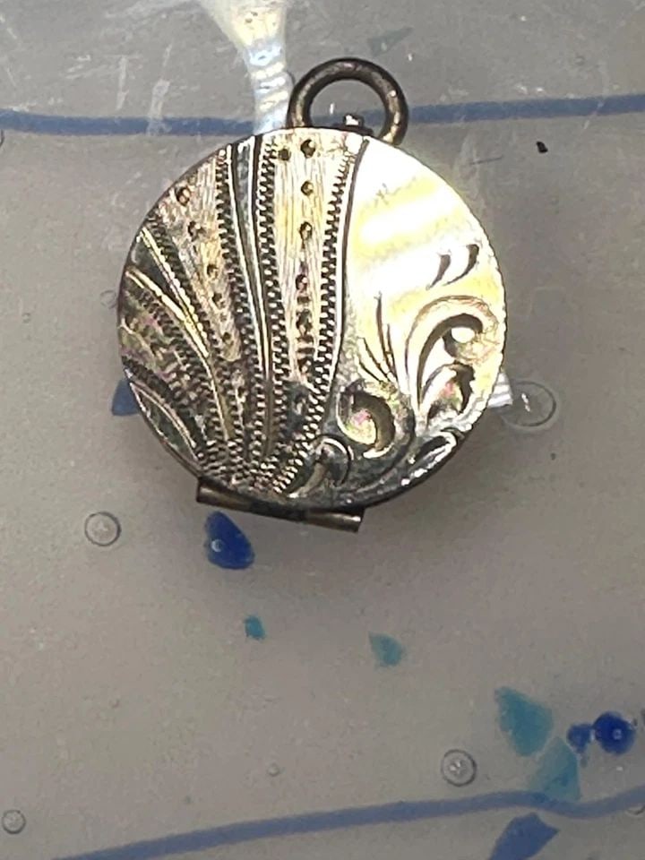 VINTAGE ROUND LOCKET ART DECO FLORAL WOMEN PENDANT (1 of 1)