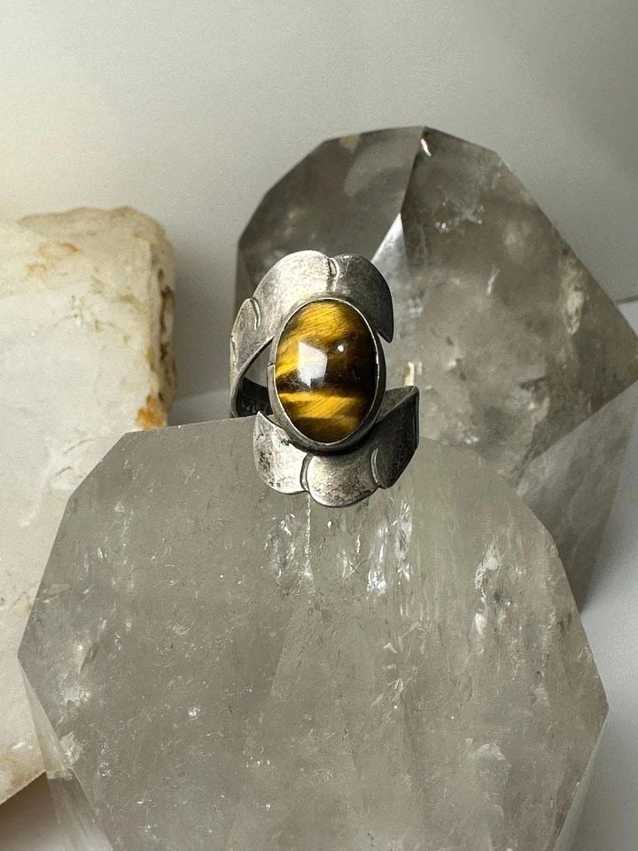 TIGER EYE RING SOUTHWEST SIZE 7.25 STERLING SILVER WOMEN: TIGER EYE RING SOUTHWEST SIZE 7.25 STERLING SILVER WOMEN Tiger Eye ring southwest size 7.25 sterling silver women Size 7.25 Between a size 7.25 and a size 7.50 Weight. 5.8g Length 3/4" Width 5/8" Thin