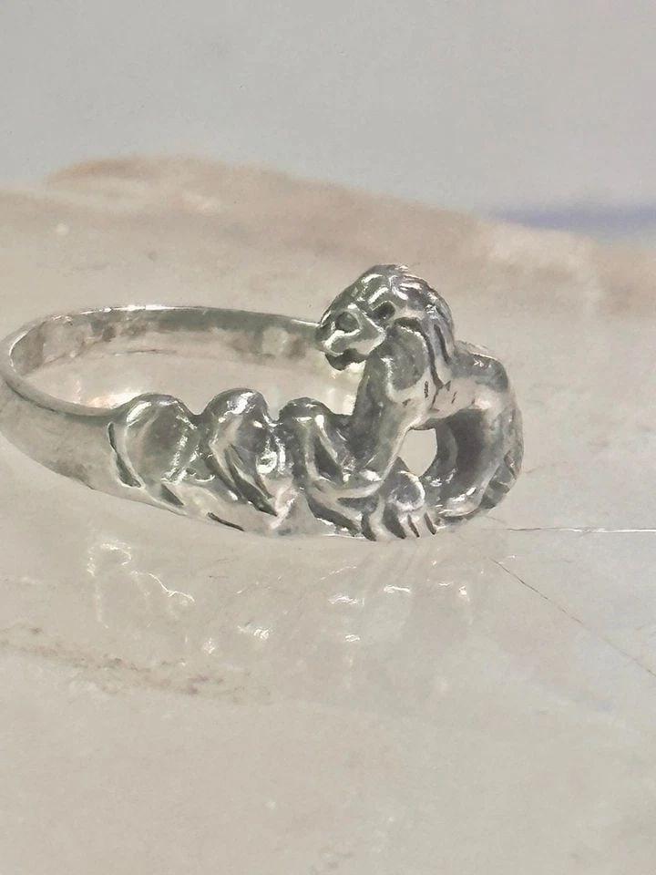 LION RING ANIMAL BAND SIZE SIZE 7.25 STERLING SILVER WOMEN GIRLS: LION RING ANIMAL BAND SIZE SIZE 7.25 STERLING SILVER WOMEN GIRLS Lion Ring animal band Size size 7.25 sterling silver women girls Size 7.25 Weight 1.9g Length 7/16" Thinnest part of band. 1/8"