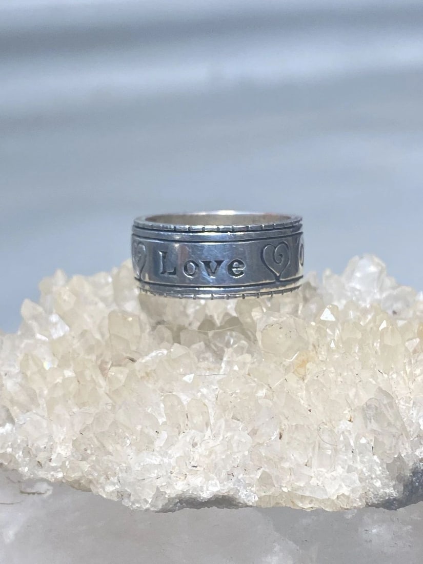 LOVE ONE ANOTHER RING SIZE 7.50 HEART SPINNER BAND STERLING SILVER WOMEN MEN: LOVE ONE ANOTHER RING SIZE 7.50 HEART SPINNER BAND STERLING SILVER WOMEN MEN Love One Another ring size 7.50 heart spinner band sterling silver women men Size 7.50 Between a size 7.50 and a size7.75 W